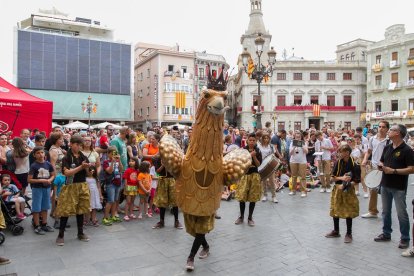 La ciudad de Reus se vuelca con el Séquito Infantil mientras el Ganchillo se encuentra en el exilio