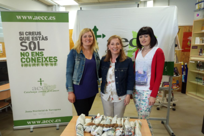 Alumnos del Institut Mar de la Frau se cortan las melenas por Sant Jordi contra el cáncer