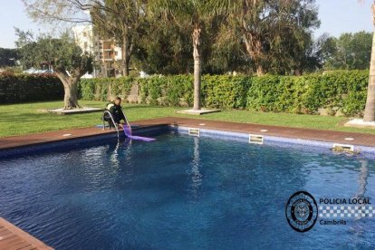 Salven un ànec i les seves cries d'una piscina a Cambrils
