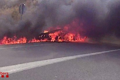 Un turisme crema per complet a l'N-240 a Valls