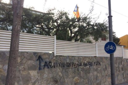 Denuncian unas pintadas antiindependentistas en varias viviendas de Vilafortuny