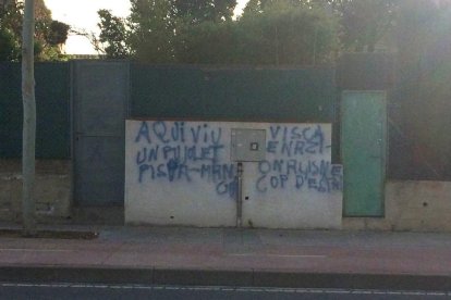 Denuncian unas pintadas antiindependentistas en varias viviendas de Vilafortuny