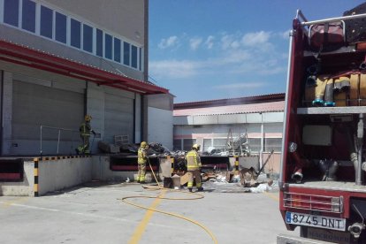 Un incendio quema unos cartones en una empresa de Torredembarra