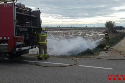 Una conductora aconsegueix sortir del cotxe en flames després de sortir-se de la carretera a Amposta