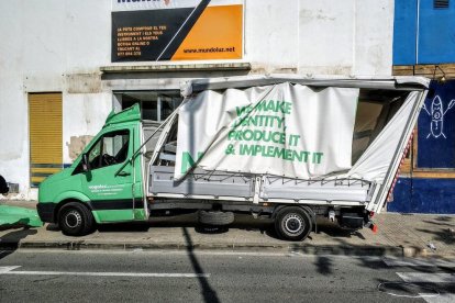 Un camión choca contra un puente en Tortosa