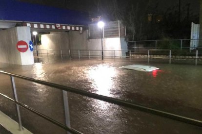 Varios coches atrapados por las fuertes lluvias que golpean el Campo de Tarragona