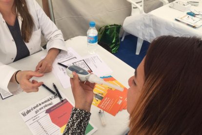 El difícil gest de deixar la cigarreta