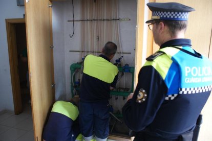 La Guardia Urbana monta un dispositivo para acabar con las conexiones ilegales de los pisos ocupados