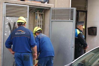 La Guardia Urbana monta un dispositivo para acabar con las conexiones ilegales de los pisos ocupados