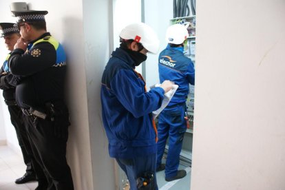 La Guardia Urbana monta un dispositivo para acabar con las conexiones ilegales de los pisos ocupados