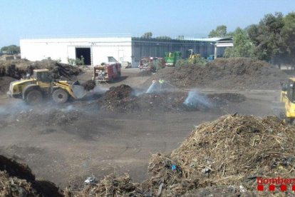 Un incendi d'una pila de restes de poda a Botarell mobilitza tres vehicles de Bombers