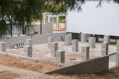 Empiezan a instalar los nuevos barracones del instituto Martí Franquès