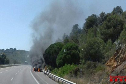 Crema un cotxe al marge de l'AP-2 a la Bisbal del Penedès