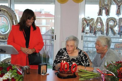 La centenària Maria Fidalgo rep la medalla de la Generalitat a la Llar d'Avis Mar i Sol de Creixell