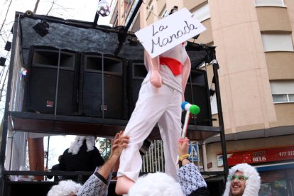 La disbauxa s'apodera de Reus en la rua de lluïment