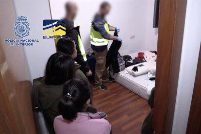 Desarticulada una xarxa que ha introduït 730 vietnamites per explotar-los en centres de manicura