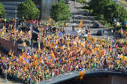 Foto aèria a les 9 del matí de la concentració 'Omplim Estrasburg' davant del Parlament Europeu.