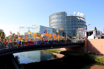 L'independentisme reivindica a les portes del Parlament Europeu els escons de Junqueras, Puigdemont i Comín