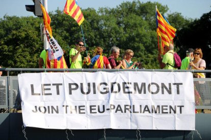 Una pancarta demana que Carles Puigdemont pugui ser eurodiputat.
