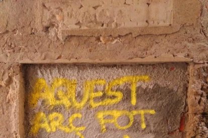 Aprofiten la polèmica dels llaços grocs per denunciar la degradació de la Part Alta