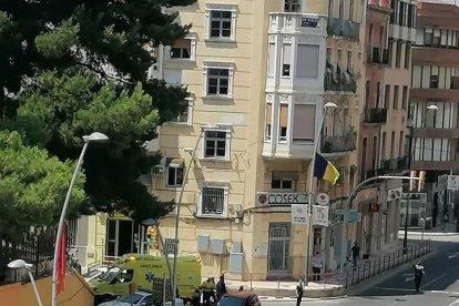 Un turisme topa contra un altre al centre de Tortosa