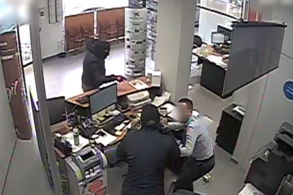 Detenen els homes que van atracar un banc a Mont-roig el passat novembre