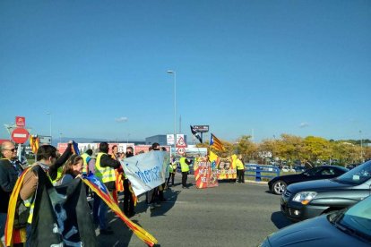 Moments de tensió a la rotonda de les Gavarres per una protesta contra de la Constitució