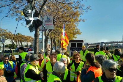 Moments de tensió a la rotonda de les Gavarres per una protesta en contra de la Constitució