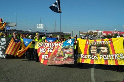 Moments de tensió a la rotonda de les Gavarres per una protesta en contra de la Constitució