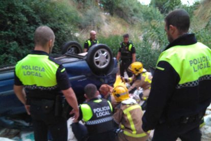 En estat greu una veïna de Cambrils després de caure amb el seu cotxe per un barranc