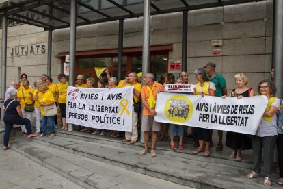 Els investigats han rebut mostres de suport a l'entrada dels Jutjats de Reus.