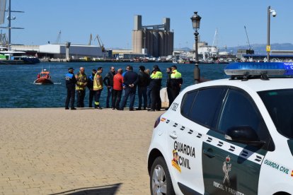 Busquen el vehicle llançat al mar per les Escales Reials del Moll de Costa