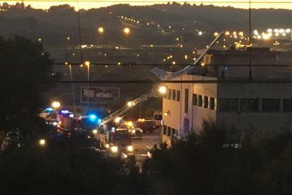 Una avioneta se ha estrellado esta tarde sobre una gasolinera en Badia del Vallès.