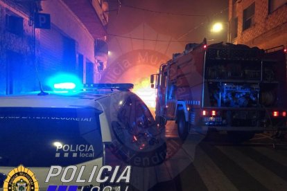 Cremen quatre contenidors i un turisme al Vendrell