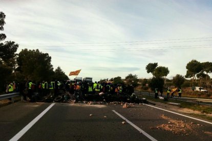 Els CDR tallen l'AP-7 a l'Ampolla