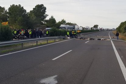 Els CDR tallen l'AP-7 a l'Ampolla