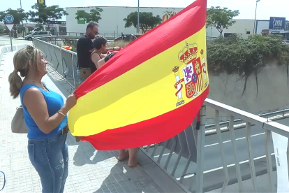 Vox penja una pancarta al pont de les Gavarres convidant a participar a la manifestació del 9-S