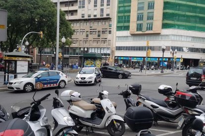 Herido por un golpe de casco en una pelea entre tres hombres en Tarragona