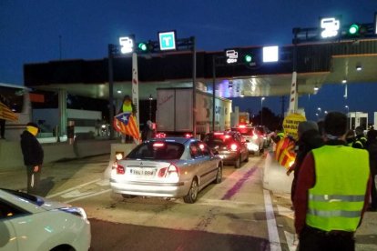 Membres del CDR aixequen barreres a l'Hospitalet de l'Infant