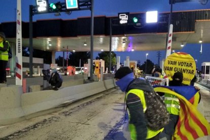 Membres del CDR aixequen barreres a l'Hospitalet de l'Infant