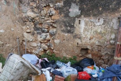 El Vendrell multará a varios vecinos por tirar basura fuera de los contenedores