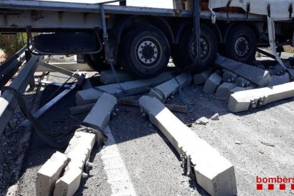 Un camió per peces de formigó de la seva càrrega en un accident a l'AP-7 a Ulldecona