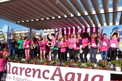 Más de 2.000 mujeres caminan y corren contra el cáncer de mama en Segur de Calafell