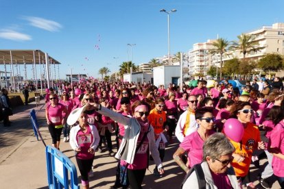 Más de 2.000 mujeres caminan y corren contra el cáncer de mama en Segur de Calafell