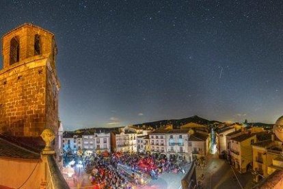 La Plaça Major acogió la proyección del documental 'El Cel de Prades'.