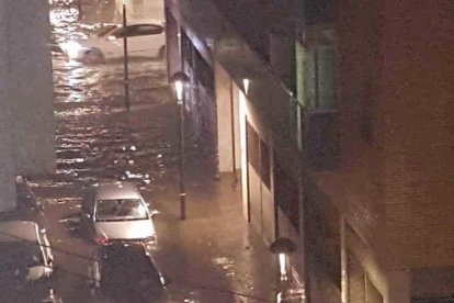 Varios coches atrapados por las fuertes lluvias que golpean el Camp de Tarragona