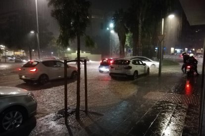 Varios coches atrapados por las fuertes lluvias que golpean el Camp de Tarragona