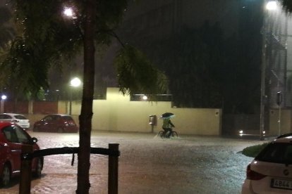 Varios coches atrapados por las fuertes lluvias que golpean el Camp de Tarragona