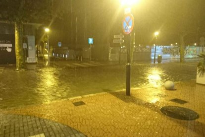 Varios coches atrapados por las fuertes lluvias que golpean el Camp de Tarragona