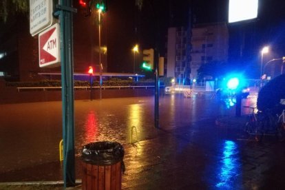 Varios coches atrapados por las fuertes lluvias que golpean el Camp de Tarragona